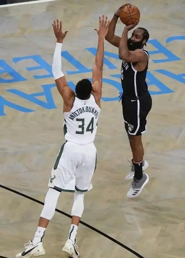 包含字母哥在中国队比赛中重返赛场，战术调整引发热议！引发球迷热议的词条