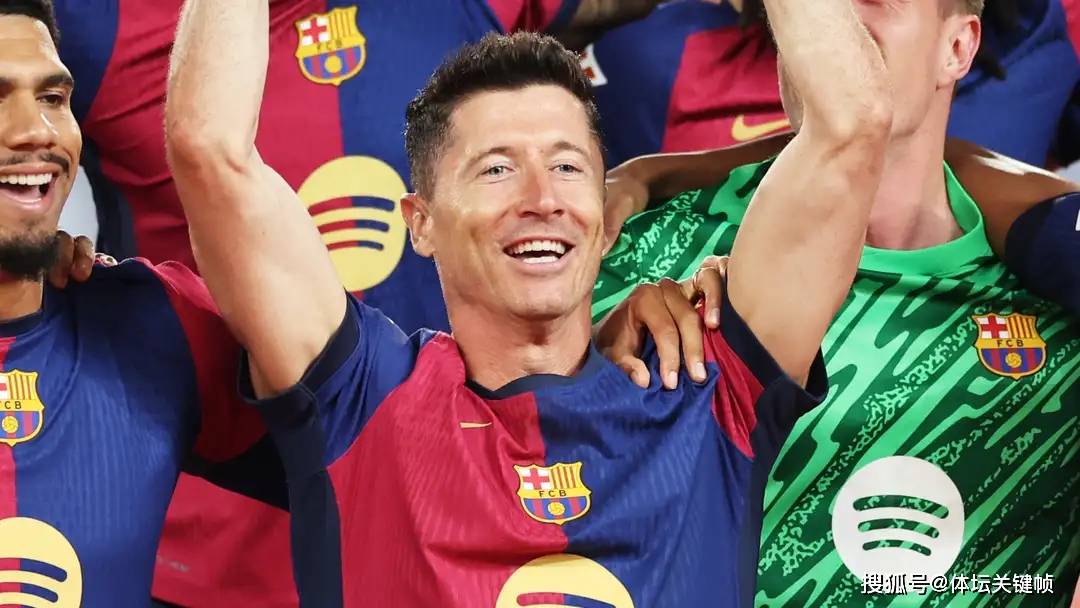 爆冷引爆全场!,莱万多夫斯基意外战胜利物浦观众掌声雷动 爆冷引爆全场!,莱万多夫斯基意外战胜利物浦观众掌声雷动