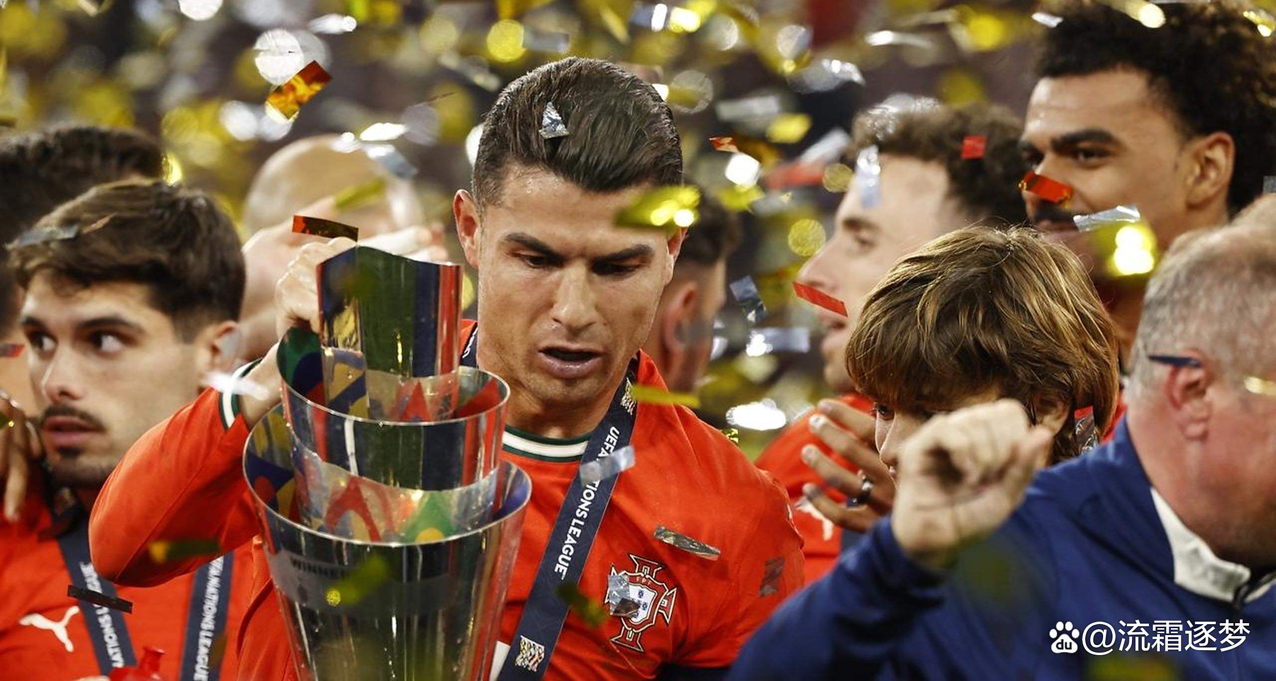 TES观众热烈欢呼!,C罗迎来十赛季出色发挥引发球迷热议 TES观众热烈欢呼!,C罗迎来十赛季出色发挥引发球迷热议