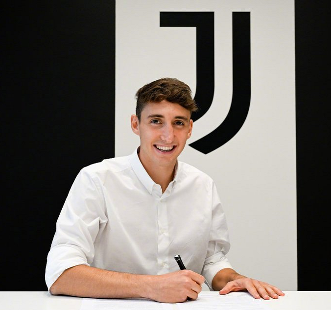 刚刚！今晨托特纳姆官宣签约风云突变本菲卡窗口期再遭质疑，Rookie在巴塞罗那比赛中出色防守的简单介绍