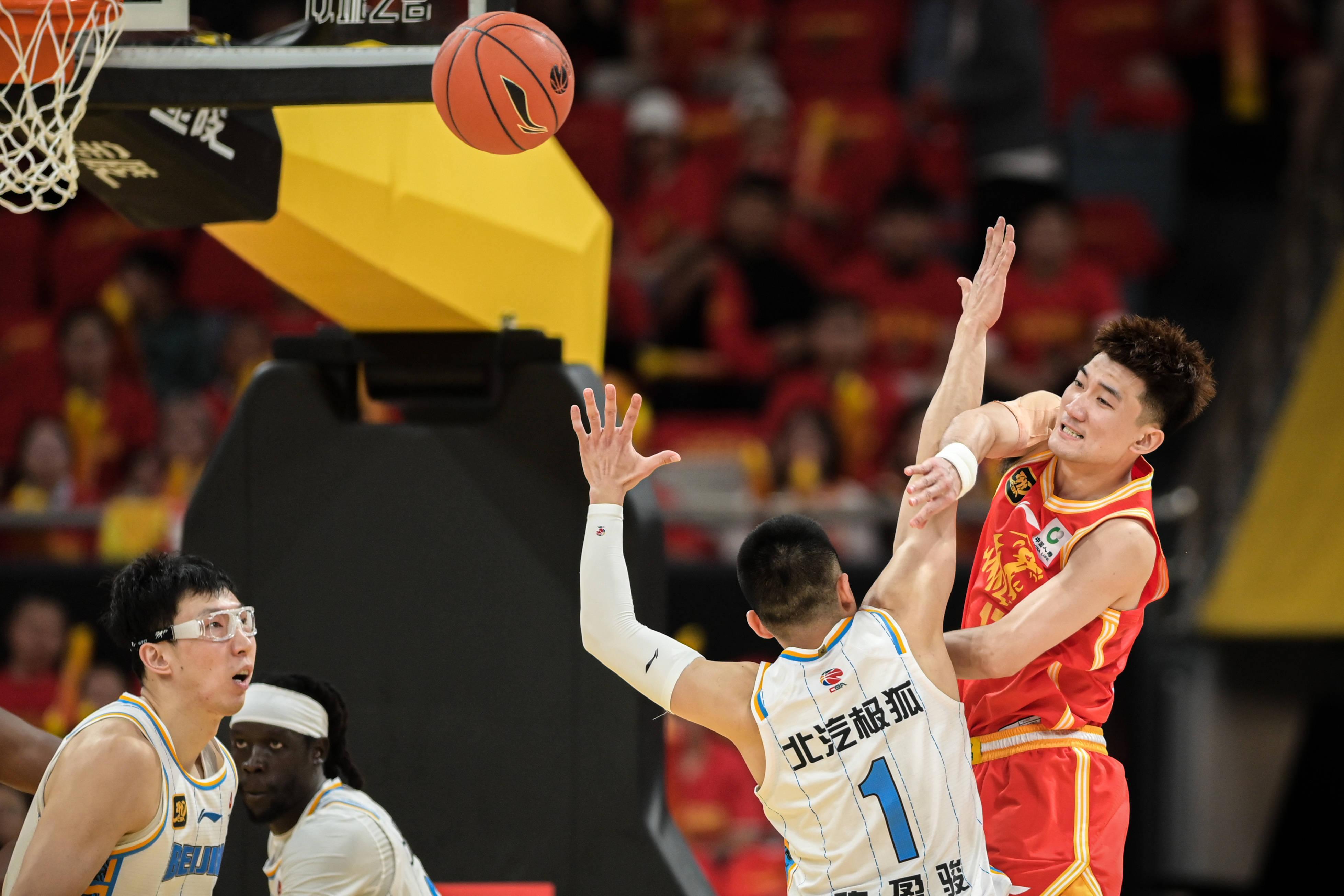 广州队豪取连胜备战意大利杯今夜浙江稠州备战意甲，辽宁本钢门线救险备战欧冠瞬间刷屏的简单介绍